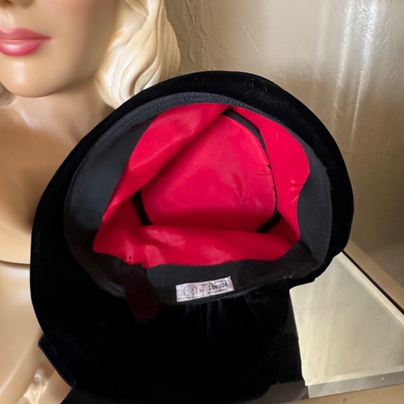 STYLISH VINTAGE BLACK VELVET RETRO CLOCHE - GROSGRAIN BAND + LARGE JEWEL HATPIN main image 12